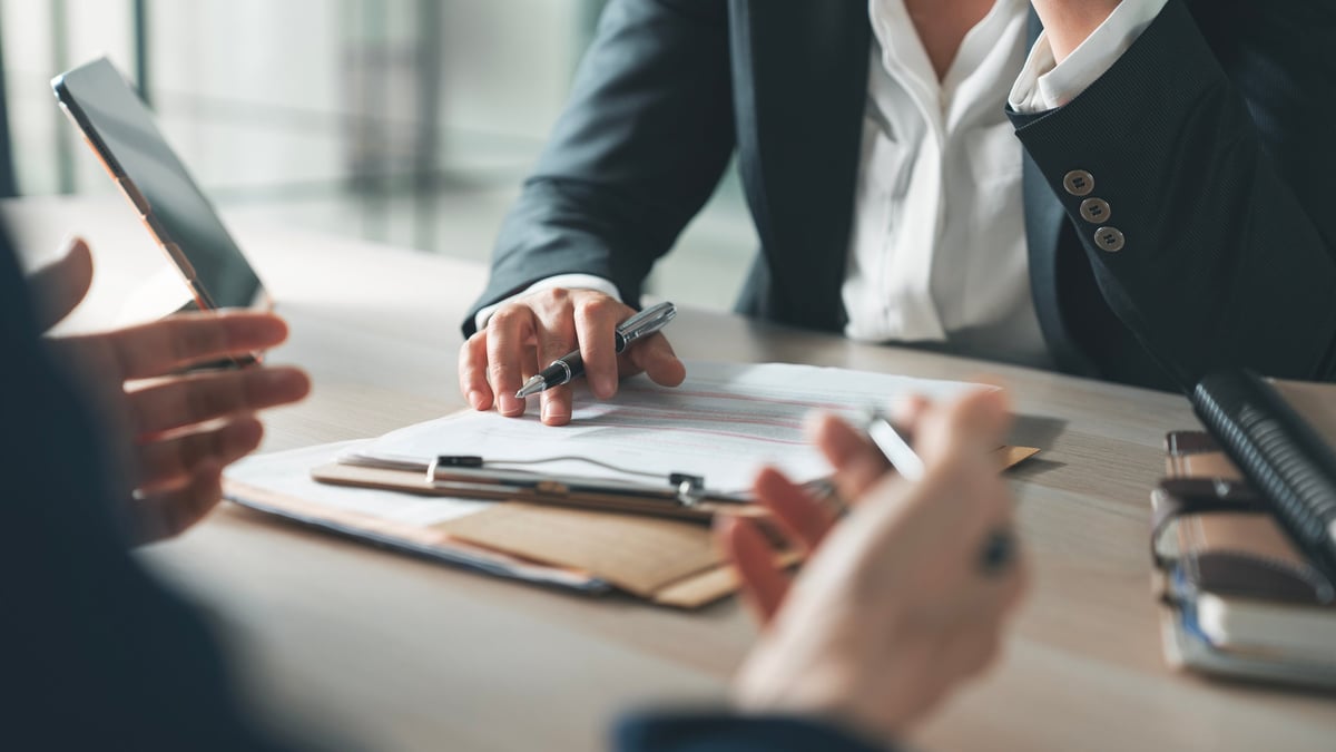 Equipo profesional de negocios colaborando en una oficina